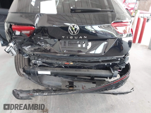 2024 Volkswagen Tiguan SE R-Line Black z VIN 3VVCB7AX4RM106944, wystawiony jako IAAI lot #42121362 z przebiegiem 11 777 mil mil oraz . Historia ofert i sprzedaży dostępna na DreamBid. Obrazek 6.