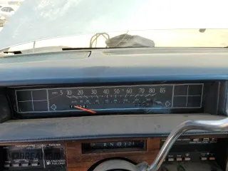 1986 Cadillac DeVille z VIN 1G6CD6982G4356663, wystawiony jako Copart lot #56716825 z przebiegiem 111 583 mil mil oraz Tytuł czysty. Historia ofert i sprzedaży dostępna na DreamBid. Obrazek 9.