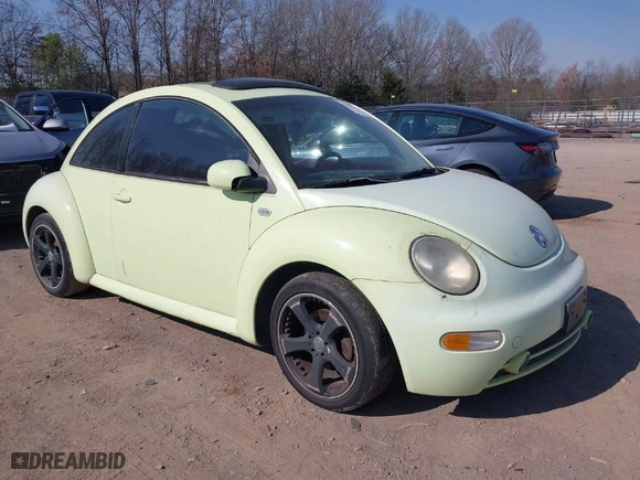 2001 Volkswagen New Beetle GLS with VIN 3VWCK21C21M479237, listed as a IAAI auction lot 41879312 with 163,160 mi miles. Bid and sale history available at carsss.com. Image 1.