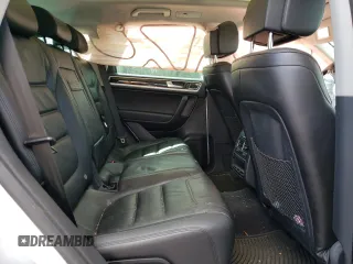 2013 Volkswagen Touareg Exec z VIN WVGEF9BP6DD011274, wystawiony jako Copart lot #50680105 z przebiegiem 96 336 mil mil oraz Szkody całkowita. Historia ofert i sprzedaży dostępna na DreamBid. Obrazek 11.