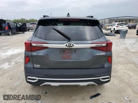 2021 Kia Seltos SX z VIN KNDETCA27M7203303, wystawiony jako Copart lot #48563105 z przebiegiem 51 176 mil mil oraz Nie do naprawy • Non repairable. Historia ofert i sprzedaży dostępna na DreamBid. Obrazek 6.