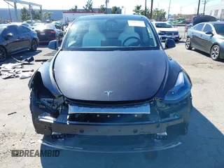 2025 Tesla Model Y Long Range z VIN 7SAYGDED0SF314885, wystawiony jako IAAI lot #41871384 z przebiegiem 1 795 mil mil oraz . Historia ofert i sprzedaży dostępna na DreamBid. Obrazek 6.