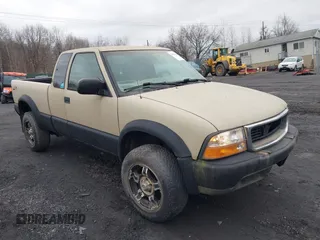 2003 GMC Sonoma SLS with VIN 1GTCT19X038212266, listed as a IAAI auction lot 41701463 with 151,555 mi miles. Bid and sale history available at carsss.com. Image 1.