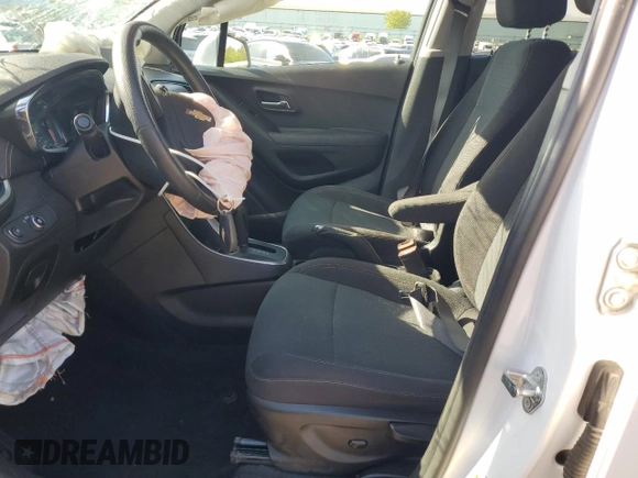 2020 Chevrolet Trax LS z VIN 3GNCJNSB8LL129446, wystawiony jako Copart lot #56025605 z przebiegiem 41 326 mil mil oraz Czysty tytuł • Clean title. Historia ofert i sprzedaży dostępna na DreamBid. Obrazek 7.