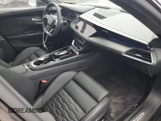 2024 Audi RS e-tron GT z VIN WAUBHBFWXR7901726, wystawiony jako Copart lot #47284335 z przebiegiem 5068 mil mil oraz Szkody całkowita. Historia ofert i sprzedaży dostępna na DreamBid. Obrazek 8.