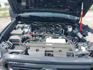2024 Toyota Tacoma SR5 z VIN 3TYKB5FN0RT013249, wystawiony jako IAAI lot #42182507 z przebiegiem 8 373 mil mil oraz . Historia ofert i sprzedaży dostępna na DreamBid. Obrazek 10.
