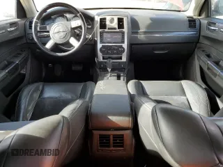 2008 Chrysler 300 C SRT-8 z VIN 2C3KA73W88H172237, wystawiony jako Copart lot #82523464 z przebiegiem 190 564 mil mil oraz Szkoda całkowita • Salvage title. Historia ofert i sprzedaży dostępna na DreamBid. Obrazek 8.