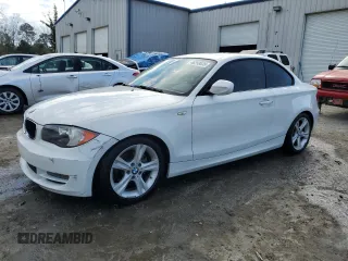 2011 BMW 1 Series 128i z VIN WBAUP7C51BVP21668, wystawiony jako Copart lot #46258635 z przebiegiem 111 911 mil mil oraz Szkody całkowita. Historia ofert i sprzedaży dostępna na DreamBid. Obrazek 1.