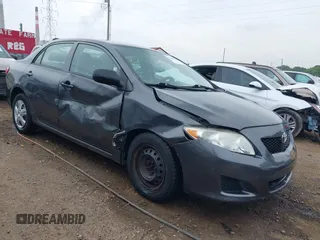2010 Toyota Corolla z VIN 2T1BU4EEXAC418520, wystawiony jako IAAI lot #42491049 z przebiegiem 104 218 mil mil oraz . Historia ofert i sprzedaży dostępna na DreamBid. Obrazek 1.