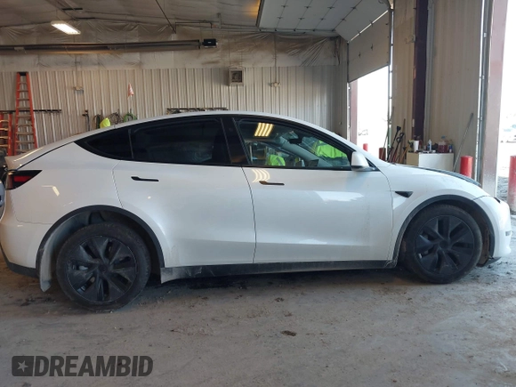 2024 Tesla Model Y Long Range z VIN 7SAYGDEE7RA294649, wystawiony jako IAAI lot #42022150 z przebiegiem 9 110 mil mil oraz . Historia ofert i sprzedaży dostępna na DreamBid. Obrazek 13.