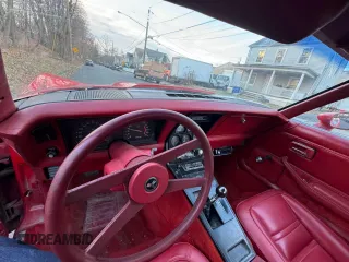 1978 Chevrolet Corvette z VIN 1Z87L8S437007, wystawiony jako Copart lot #89359805 z przebiegiem 84 490 mil mil oraz Czysty tytuł • Clean title. Historia ofert i sprzedaży dostępna na DreamBid. Obrazek 9.