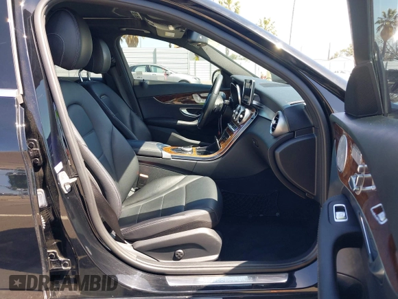 2018 Mercedes-Benz C 300 z VIN 55SWF4JB9JU250869, wystawiony jako IAAI lot #41990855 z przebiegiem 54 938 mil mil oraz . Historia ofert i sprzedaży dostępna na DreamBid. Obrazek 5.