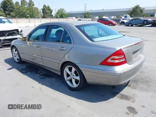 2004 Mercedes-Benz C 230 Kompressor z VIN WDBRF40J64F508593, wystawiony jako IAAI lot #42454790 z przebiegiem Nie podano mil oraz . Historia ofert i sprzedaży dostępna na DreamBid. Obrazek 3.