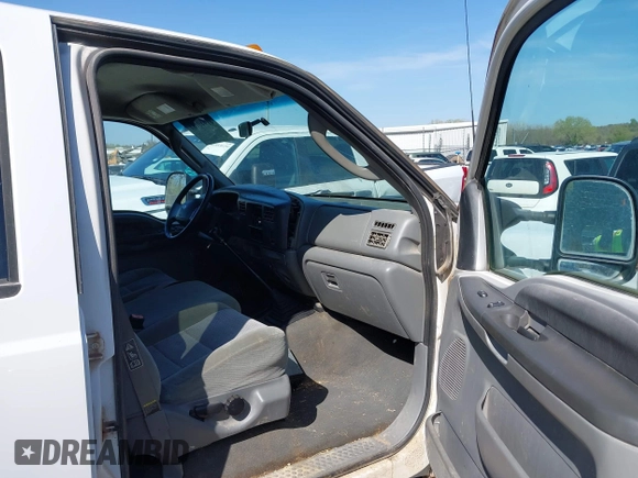 2003 Ford F-350 XL z VIN 1FTSW31P43EC84132, wystawiony jako IAAI lot #41940181 z przebiegiem 317 688 mil mil oraz . Historia ofert i sprzedaży dostępna na DreamBid. Obrazek 5.