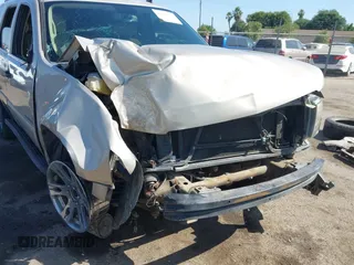 2007 Chevrolet Tahoe LS z VIN 1GNFC13C97J402723, wystawiony jako IAAI lot #42588033 z przebiegiem Nie podano mil oraz . Historia ofert i sprzedaży dostępna na DreamBid. Obrazek 6.