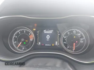 2019 Jeep Cherokee Latitude z VIN 1C4PJLCB5KD358412, wystawiony jako IAAI lot #42506197 z przebiegiem 83 160 mil mil oraz . Historia ofert i sprzedaży dostępna na DreamBid. Obrazek 7.