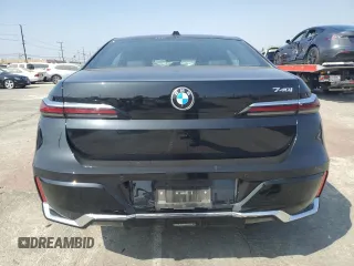 2024 BMW 7 Series 740i z VIN WBA23EH0XRCP69373, wystawiony jako Copart lot #76020204 z przebiegiem 9 981 mil mil oraz Czysty tytuł • Clean title. Historia ofert i sprzedaży dostępna na DreamBid. Obrazek 6.