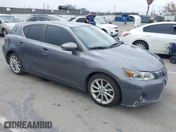 2013 Lexus CT 200h z VIN JTHKD5BH0D2167335, wystawiony jako IAAI lot #42374427 z przebiegiem 257 071 mil mil oraz . Historia ofert i sprzedaży dostępna na DreamBid. Obrazek 1.
