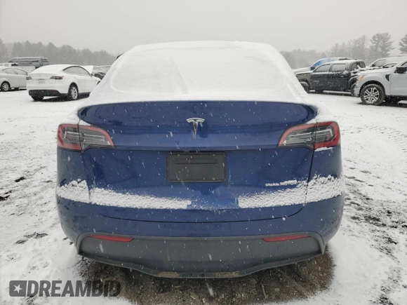 2024 Tesla Model Y Long Range with VIN 7SAYGAEE0RF184074, listed as a Copart auction lot 44333645 with 11,403 mi miles and Salvage Title. Bid and sale history available at DreamBid. Image 6.