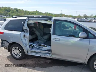 2014 Toyota Sienna XLE z VIN 5TDYK3DC0ES451307, wystawiony jako IAAI lot #42093569 z przebiegiem 105 721 mil mil oraz . Historia ofert i sprzedaży dostępna na DreamBid. Obrazek 6.
