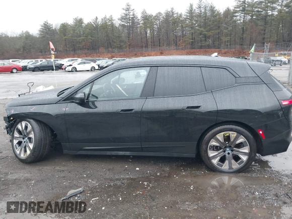 2024 BMW iX xDrive50 z VIN WB523CF00RCN76736, wystawiony jako IAAI lot #41162938 z przebiegiem 21 575 mil mil oraz . Historia ofert i sprzedaży dostępna na DreamBid. Obrazek 14.