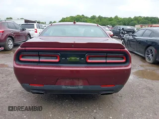 2018 Dodge Challenger SXT Plus z VIN 2C3CDZAG4JH258685, wystawiony jako IAAI lot #42352033 z przebiegiem 112 122 mil mil oraz . Historia ofert i sprzedaży dostępna na DreamBid. Obrazek 16.
