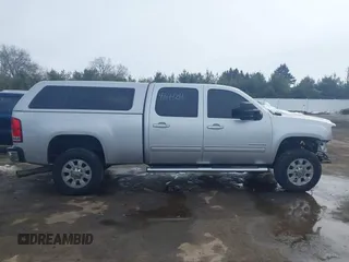 2011 GMC Sierra 2500HD SLT z VIN 1GT121C86BF242488, wystawiony jako IAAI lot #41644211 z przebiegiem 163 233 mil mil oraz . Historia ofert i sprzedaży dostępna na DreamBid. Obrazek 14.