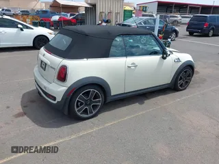 2011 MINI Convertible S z VIN WMWZP3C54BTX84385, wystawiony jako IAAI lot #42388603 z przebiegiem 103 336 mil mil oraz . Historia ofert i sprzedaży dostępna na DreamBid. Obrazek 4.