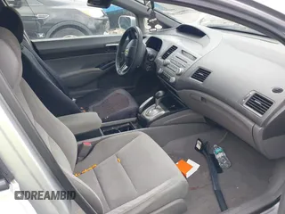 2006 Honda Civic LX z VIN 1HGFA16596L032275, wystawiony jako IAAI lot #42184178 z przebiegiem 220 657 mil mil oraz . Historia ofert i sprzedaży dostępna na DreamBid. Obrazek 5.