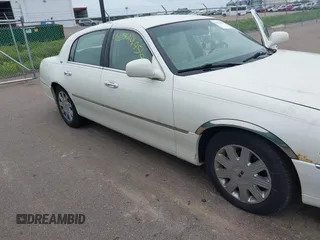 2005 Lincoln Town Car Signature Limited z VIN 1LNHM82W75Y640718, wystawiony jako IAAI lot #42344956 z przebiegiem 150 659 mil mil oraz . Historia ofert i sprzedaży dostępna na DreamBid. Obrazek 6.