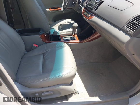 2002 Toyota Camry LE z VIN 4T1BE32K02U630523, wystawiony jako IAAI lot #42330724 z przebiegiem 138 459 mil mil oraz . Historia ofert i sprzedaży dostępna na DreamBid. Obrazek 5.