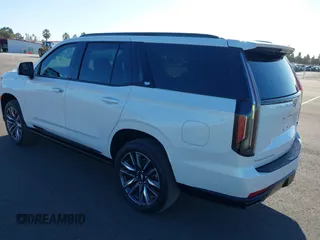 2023 Cadillac Escalade 4WD Sport z VIN 1GYS4FKL7PR286940, wystawiony jako IAAI lot #40702874 z przebiegiem 7 981 mil mil oraz . Historia ofert i sprzedaży dostępna na DreamBid. Obrazek 3.
