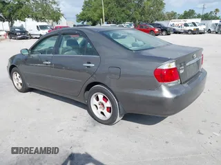 2005 Toyota Camry STD z VIN 4T1BE32K35U978160, wystawiony jako IAAI lot #42368548 z przebiegiem 163 954 mil mil oraz . Historia ofert i sprzedaży dostępna na DreamBid. Obrazek 3.