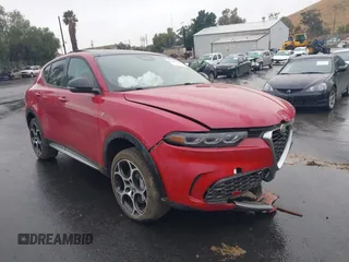 2024 Alfa Romeo Tonale Ti z VIN ZASPATCW0R3052144, wystawiony jako IAAI lot #40610942 z przebiegiem 6451 mil mil oraz . Historia ofert i sprzedaży dostępna na DreamBid. Obrazek 1.