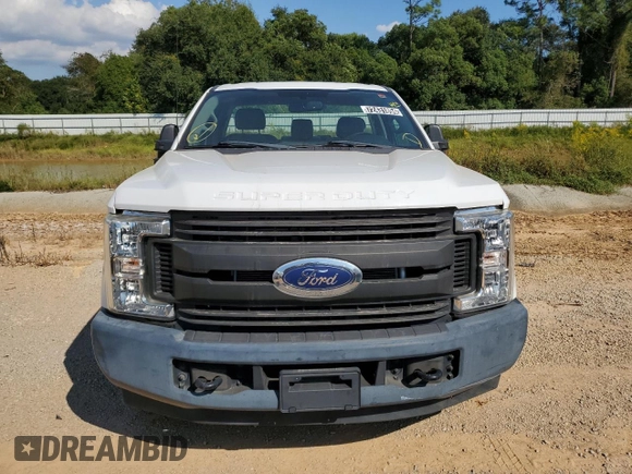 2018 Ford F-250 XL z VIN 1FTBF2A60JEB43301, wystawiony jako Copart lot #72431894 z przebiegiem 49 141 mil mil oraz Czysty tytuł • Clean title. Historia ofert i sprzedaży dostępna na DreamBid. Obrazek 5.