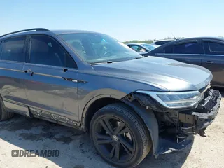 2023 Volkswagen Tiguan SE R-Line Black z VIN 3VVCB7AX1PM057201, wystawiony jako IAAI lot #41977239 z przebiegiem 84 840 mil mil oraz . Historia ofert i sprzedaży dostępna na DreamBid. Obrazek 6.