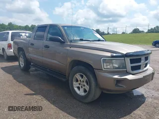 2010 Dodge Dakota Bighorn/Lonestar z VIN 1D7CW3GK3AS130838, wystawiony jako IAAI lot #42473115 z przebiegiem 205 215 mil mil oraz . Historia ofert i sprzedaży dostępna na DreamBid. Obrazek 1.
