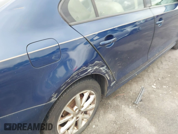 2011 Volkswagen Jetta SE z VIN 3VWDZ7AJ2BM388322, wystawiony jako IAAI lot #42772120 z przebiegiem 240 415 mil mil oraz . Historia ofert i sprzedaży dostępna na DreamBid. Obrazek 6.