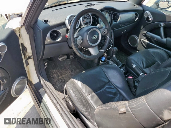 2005 MINI Hardtop S z VIN WMWRE33515TG96892, wystawiony jako Copart lot #61067725 z przebiegiem 130 542 mil mil oraz Czysty tytuł • Clean title. Historia ofert i sprzedaży dostępna na DreamBid. Obrazek 8.