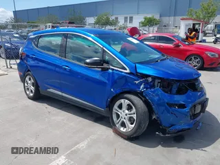 2017 Chevrolet Bolt EV LT z VIN 1G1FW6S03H4187059, wystawiony jako IAAI lot #42261881 z przebiegiem 64 086 mil mil oraz . Historia ofert i sprzedaży dostępna na DreamBid. Obrazek 1.