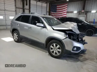 2013 Kia Sorento LX z VIN 5XYKT3A62DG348239, wystawiony jako Copart lot #52022165 z przebiegiem Nie podano mil oraz Szkoda całkowita • Salvage title. Historia ofert i sprzedaży dostępna na DreamBid. Obrazek 4.