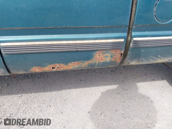 1995 GMC Sierra 1500 z VIN 2GTEK19K1S1520208, wystawiony jako IAAI lot #41835713 z przebiegiem 190 832 mil mil oraz . Historia ofert i sprzedaży dostępna na DreamBid. Obrazek 6.