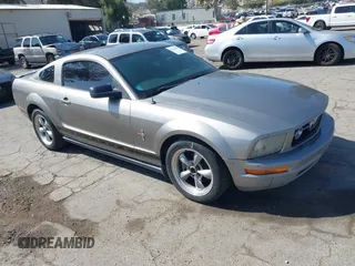 2008 Ford Mustang Deluxe z VIN 1ZVHT80NX85172410, wystawiony jako IAAI lot #42332033 z przebiegiem 110 830 mil mil oraz . Historia ofert i sprzedaży dostępna na DreamBid. Obrazek 1.