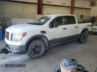 2017 Nissan Titan SV z VIN 1N6AA1E57HN569872, wystawiony jako Copart lot #53254555 z przebiegiem 170 573 mil mil oraz Szkoda całkowita • Salvage title. Historia ofert i sprzedaży dostępna na DreamBid. Obrazek 1.