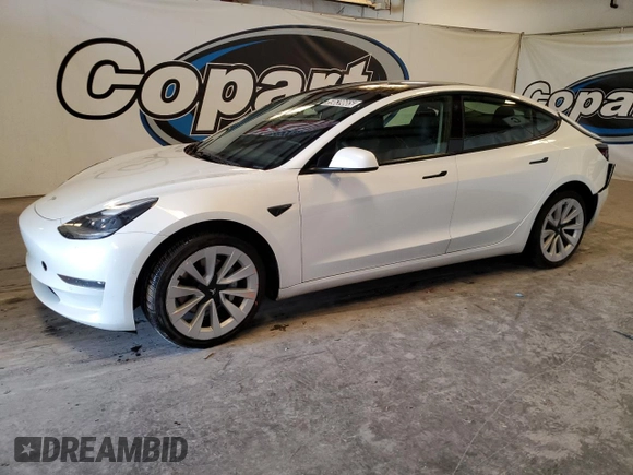 2022 Tesla Model 3 z VIN 5YJ3E1EA1NF371389, wystawiony jako Copart lot #59639665 z przebiegiem 84 719 mil mil oraz Czysty tytuł • Clean title. Historia ofert i sprzedaży dostępna na DreamBid. Obrazek 1.