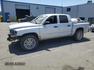 2005 Dodge Dakota SLT z VIN 1D7HE48N45S250869, wystawiony jako Copart lot #60577485 z przebiegiem 132 415 mil mil oraz Czysty tytuł • Clean title. Historia ofert i sprzedaży dostępna na DreamBid. Obrazek 1.