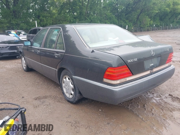 1993 Mercedes-Benz S 320 z VIN WDBGA32E7PA111623, wystawiony jako IAAI lot #42324385 z przebiegiem 130 231 mil mil oraz . Historia ofert i sprzedaży dostępna na DreamBid. Obrazek 3.