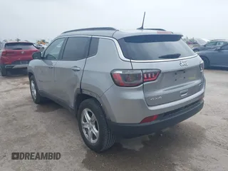 2023 Jeep Compass Latitude z VIN 3C4NJDBN3PT514117, wystawiony jako IAAI lot #41925688 z przebiegiem 50 468 mil mil oraz . Historia ofert i sprzedaży dostępna na DreamBid. Obrazek 3.