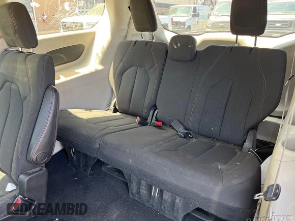 2019 Chrysler Pacifica Touring with VIN 2C4RC1DG7KR556147, listed as a IAAI auction lot 42599780 with 79,092 mi miles and . Bid and sale history available at DreamBid. Image 5.