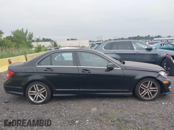 2013 Mercedes-Benz C 300 Sport z VIN WDDGF8AB0DR263382, wystawiony jako IAAI lot #42601043 z przebiegiem 106 154 mil mil oraz . Historia ofert i sprzedaży dostępna na DreamBid. Obrazek 13.